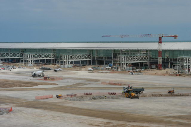 Fotografia exterior de la nova terminal de l'aeroport del Prat (Setembre 2007)